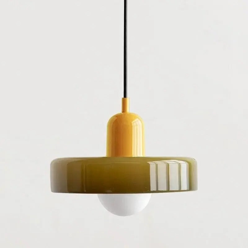 Designerska lampa sufitowa w stylu retro zamontowana nad stołem w jadalni