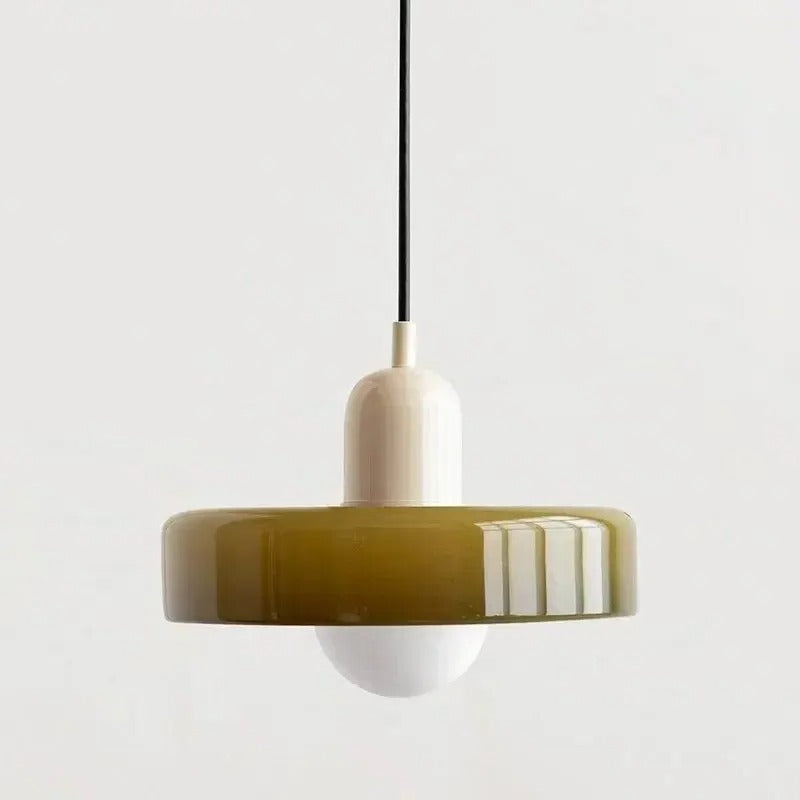 Stylowa lampa wisząca retro w eleganckim salonie oświetlająca strefę wypoczynkową