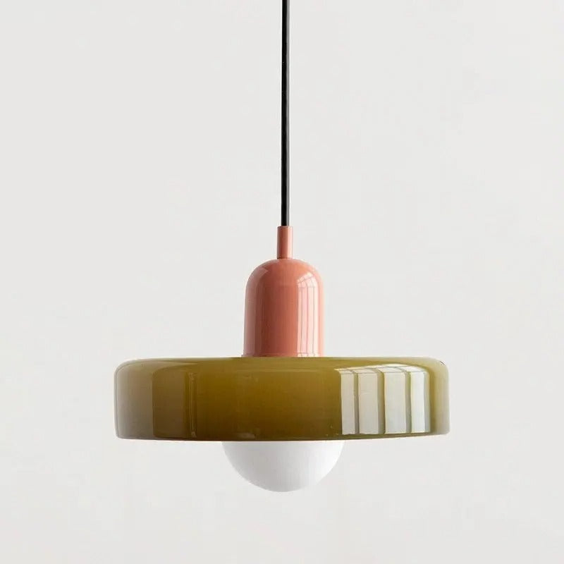 Zielona lampa wisząca retro z różowym akcentem w jasnym wnętrzu