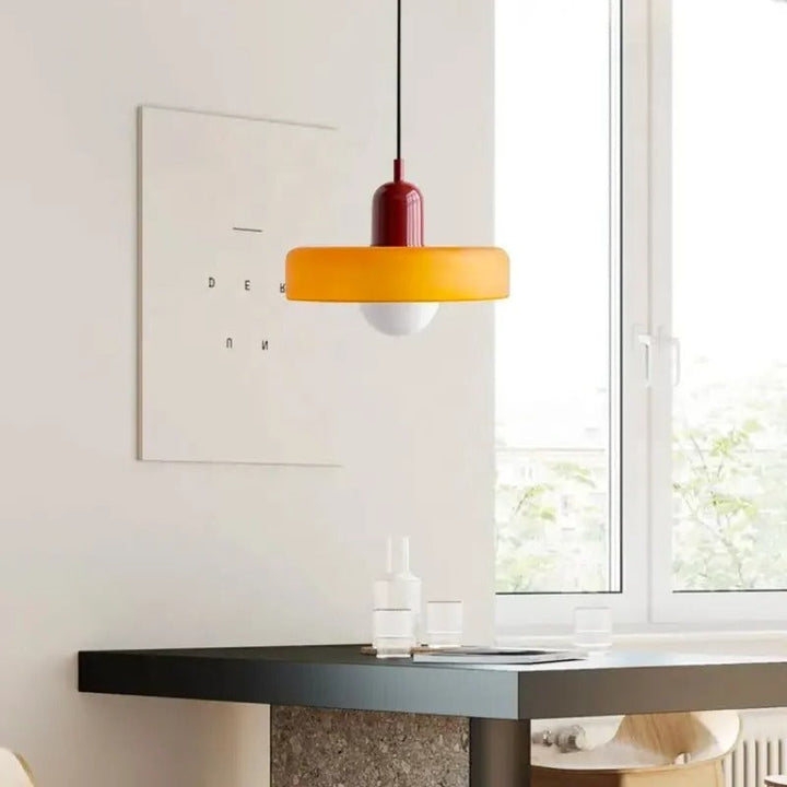 Dwie lampy wiszące retro zamontowane w rzędzie nad dużą wyspą kuchenną