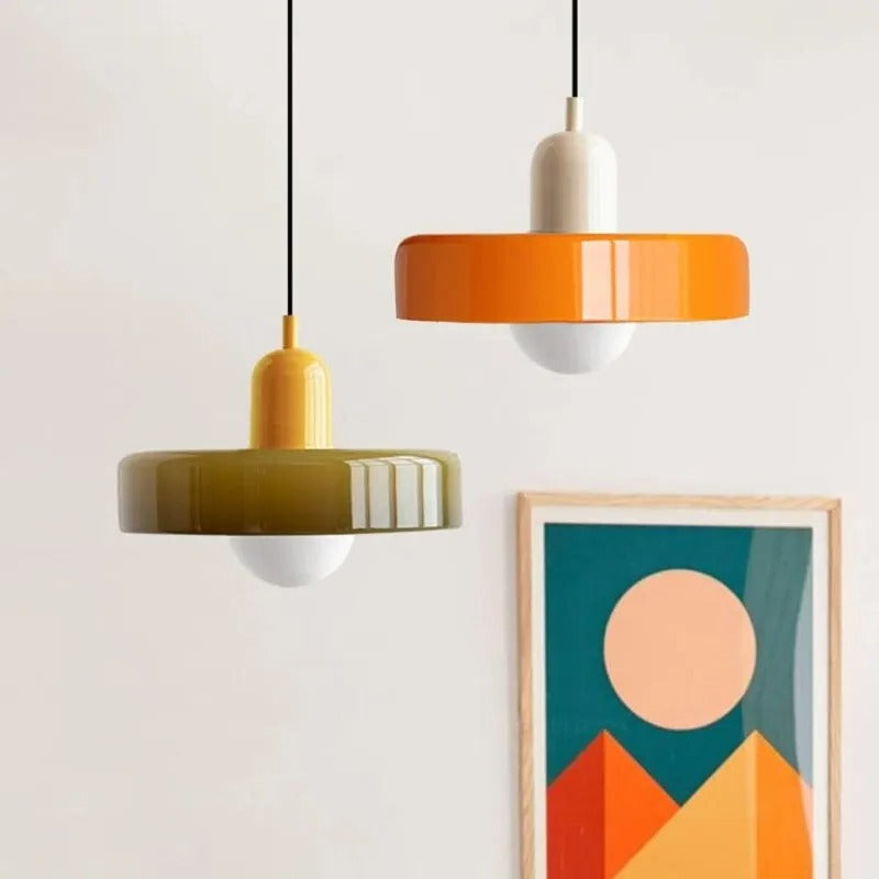 Oświetlenie wnętrz – stylowa lampa wisząca na tle szarej ściany