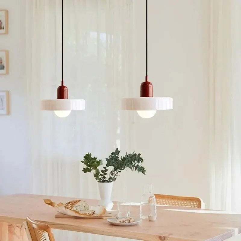 Lampa wisząca retro kompozycja z drewnianymi meblami w salonie
