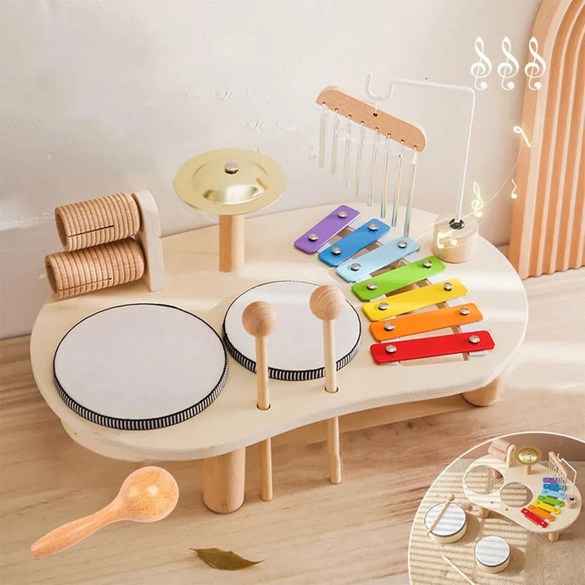 Widok z góry na drewniany zestaw perkusyjny Montessori z instrumentami