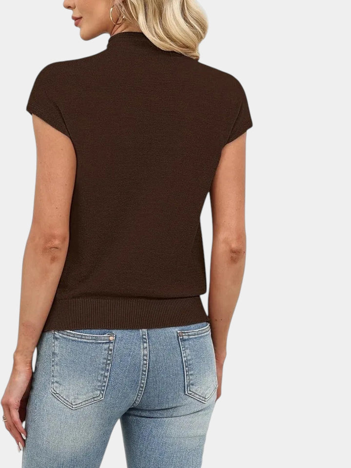 Elegancki top damski z krótkim rękawem, ułożony płasko
