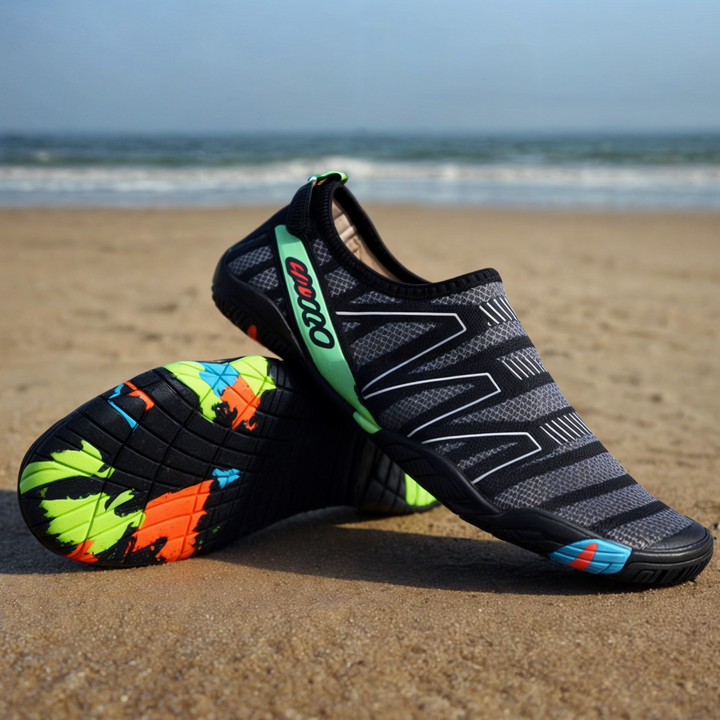 Wygodne buty sportowe do sportów wodnych na płaskim tle