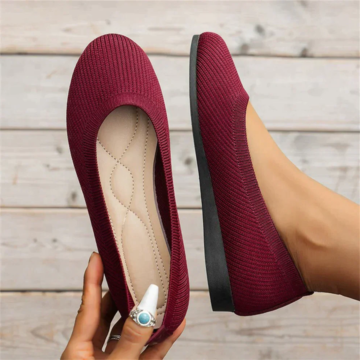 Eleganckie bordowe buty wsuwane trzymane w dłoni