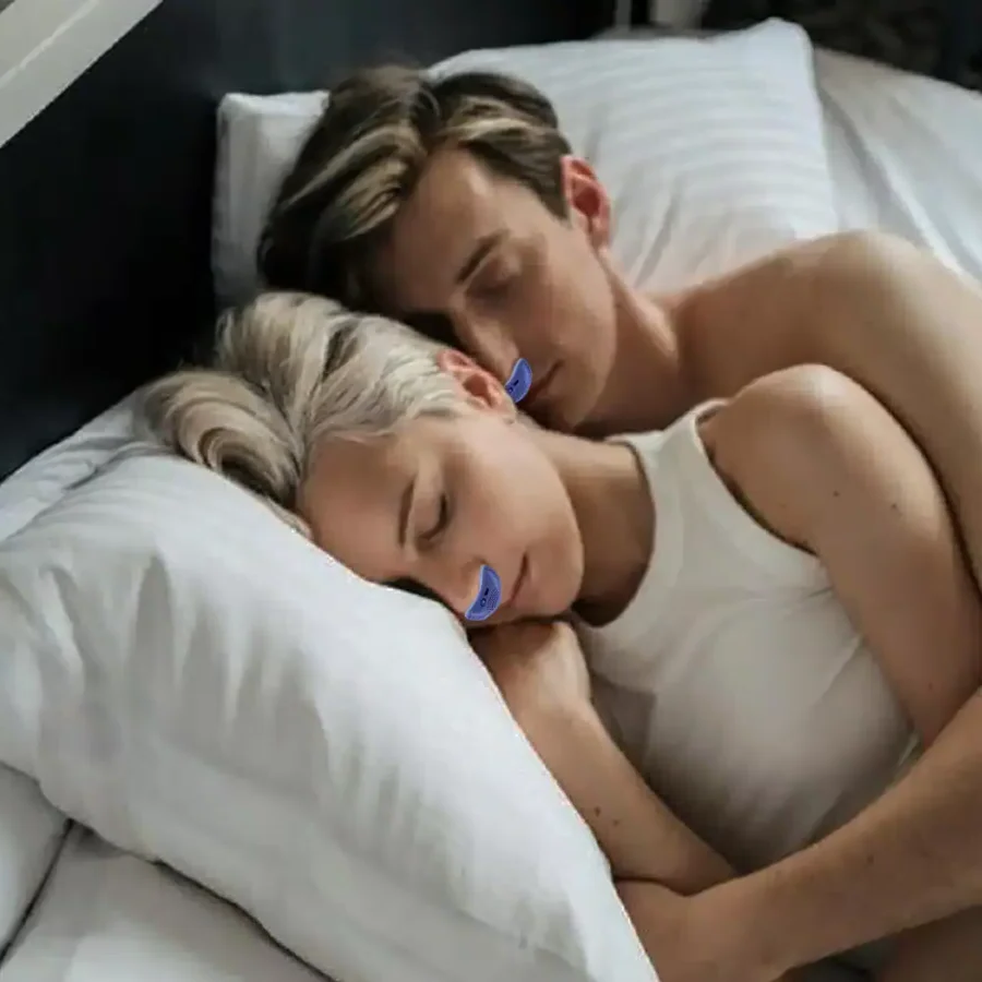Ergonomiczny aparat przeciw chrapaniu Mikro CPAP pokazany pod kątem