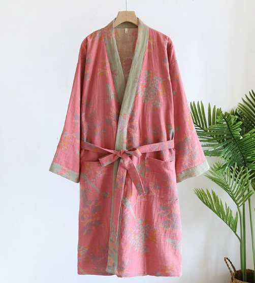 Elegancki szlafrok domowy kimono w odcieniu szaroniebieskim z różowymi kwiatami