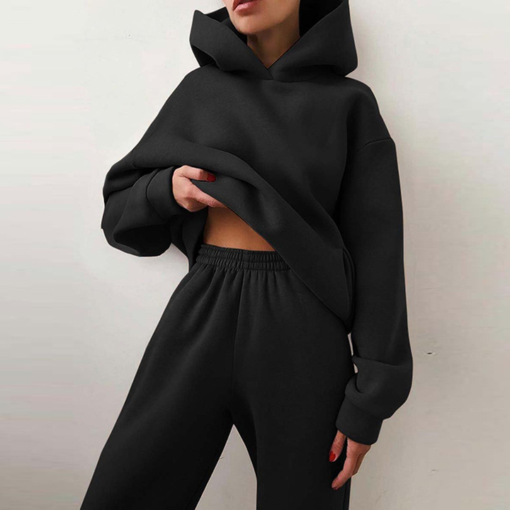 Kobieta w czarnym dresie oversize z kapturem