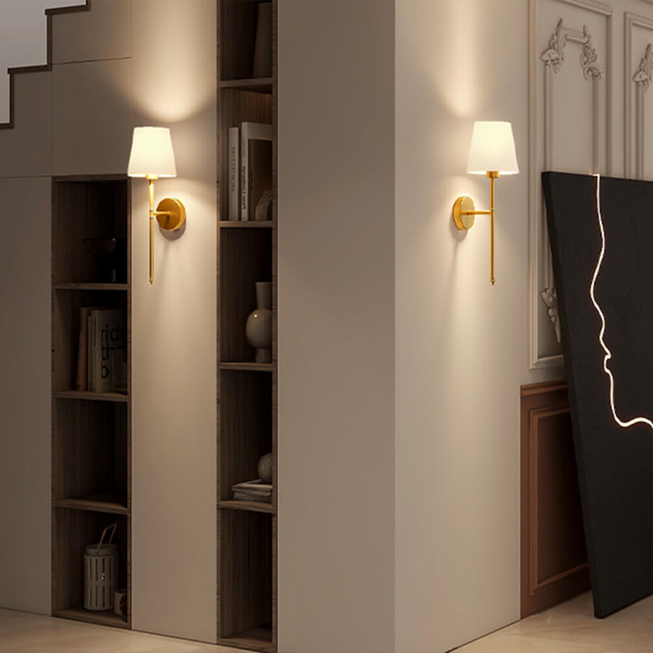 Czarna bezprzewodowa lampa ścienna w stylu retro zamontowana nad łóżkiem w sypialni