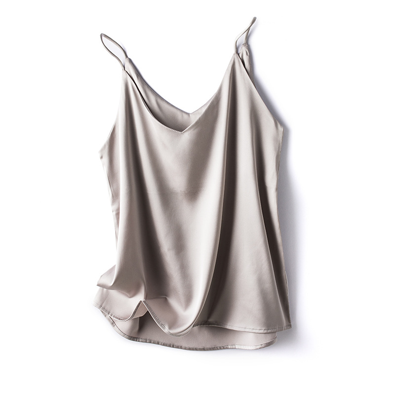 Elegancki damski top na cienkich ramiączkach, detal wykończenia