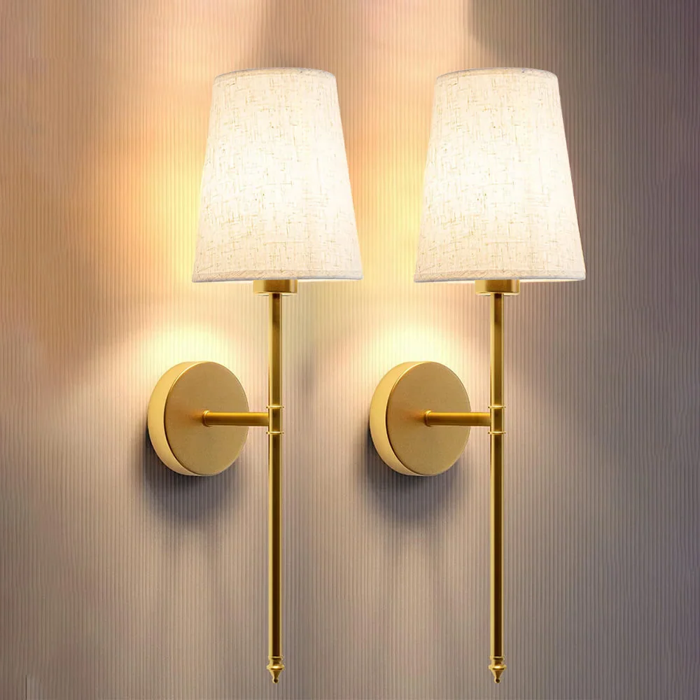 Zestaw dwóch złotych bezprzewodowych lamp ściennych zamontowanych na ścianie