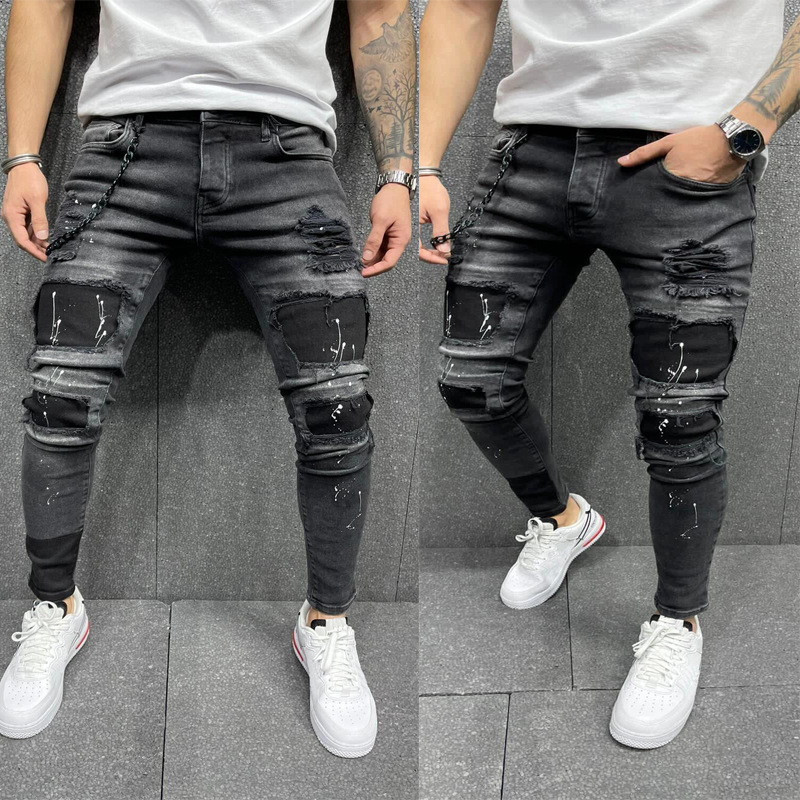 Męskie czarne skinny jeans z przetarciami prezentowane na sylwetce