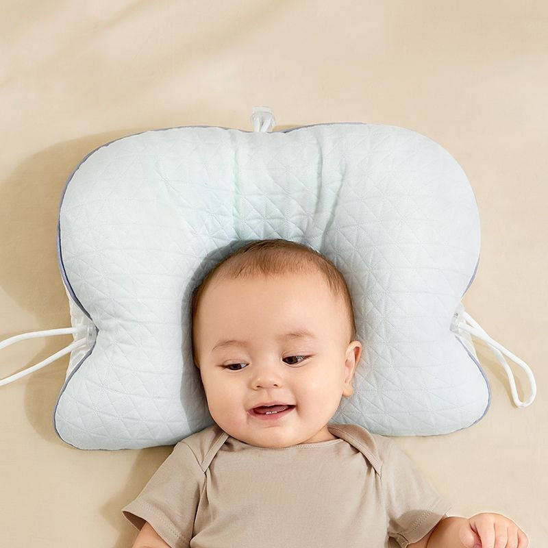 Niemowlę leżące bezpiecznie na ergonomicznej poduszce