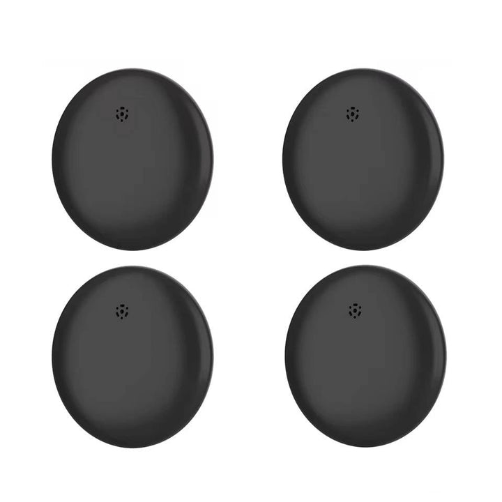 Tracker Bluetooth zaprezentowany na tle smartfona z aplikacją mobilną