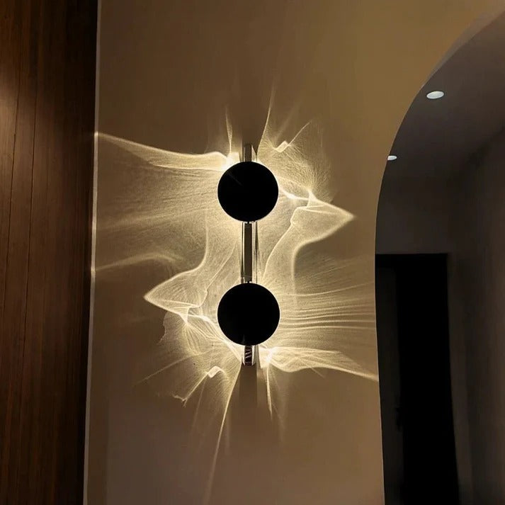 Minimalistyczna lampa ścienna rzucająca nastrojowe światło w korytarzu