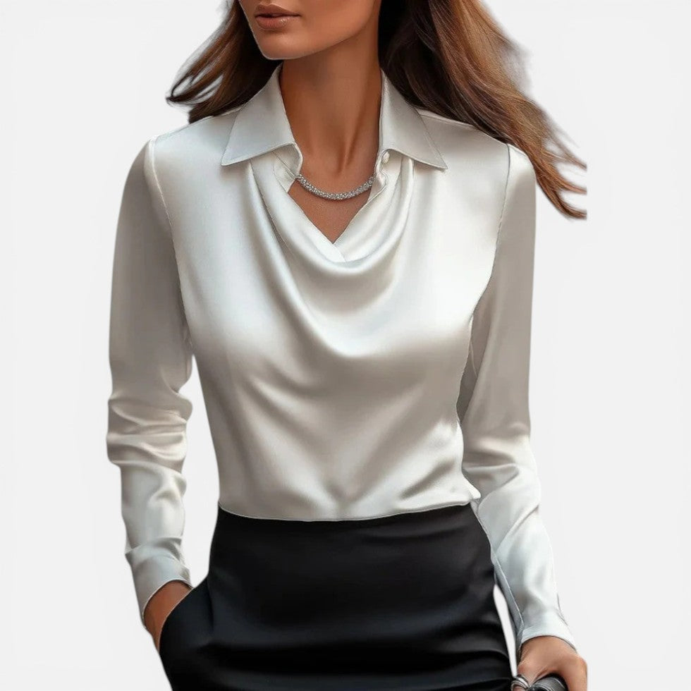Kobieta w eleganckiej białej satynowej bluzce z dekoltem woda