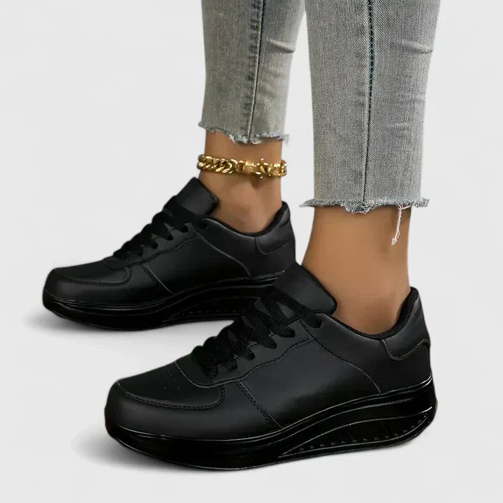 Damskie sneakersy w ujęciu z boku, lekkie i komfortowe obuwie na jesień
