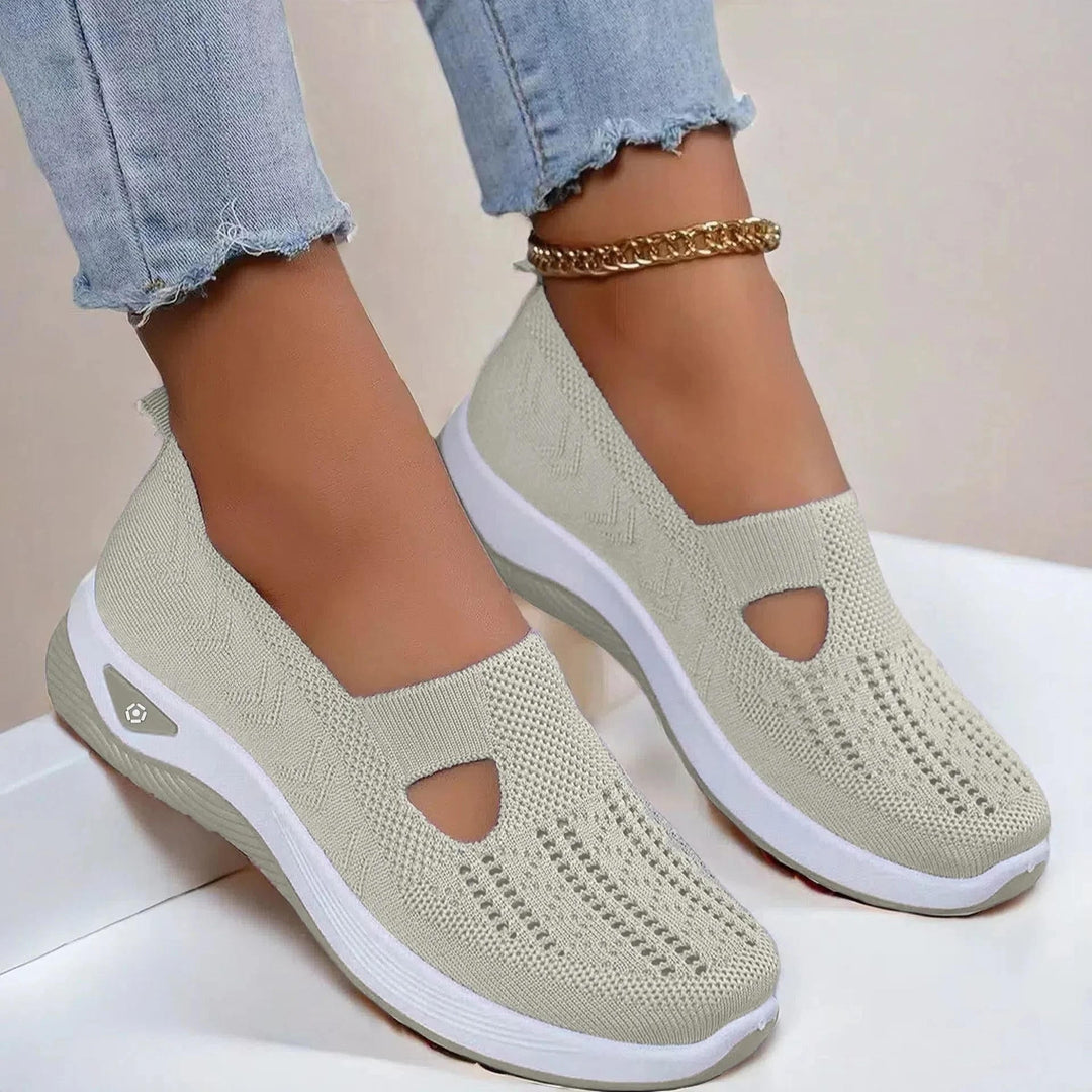 Miękkie buty ortopedyczne damskie w ujęciu od góry na podłożu