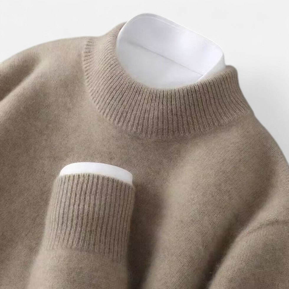 Męski sweter w kolorze kamelowym z widocznym splotem dzianiny