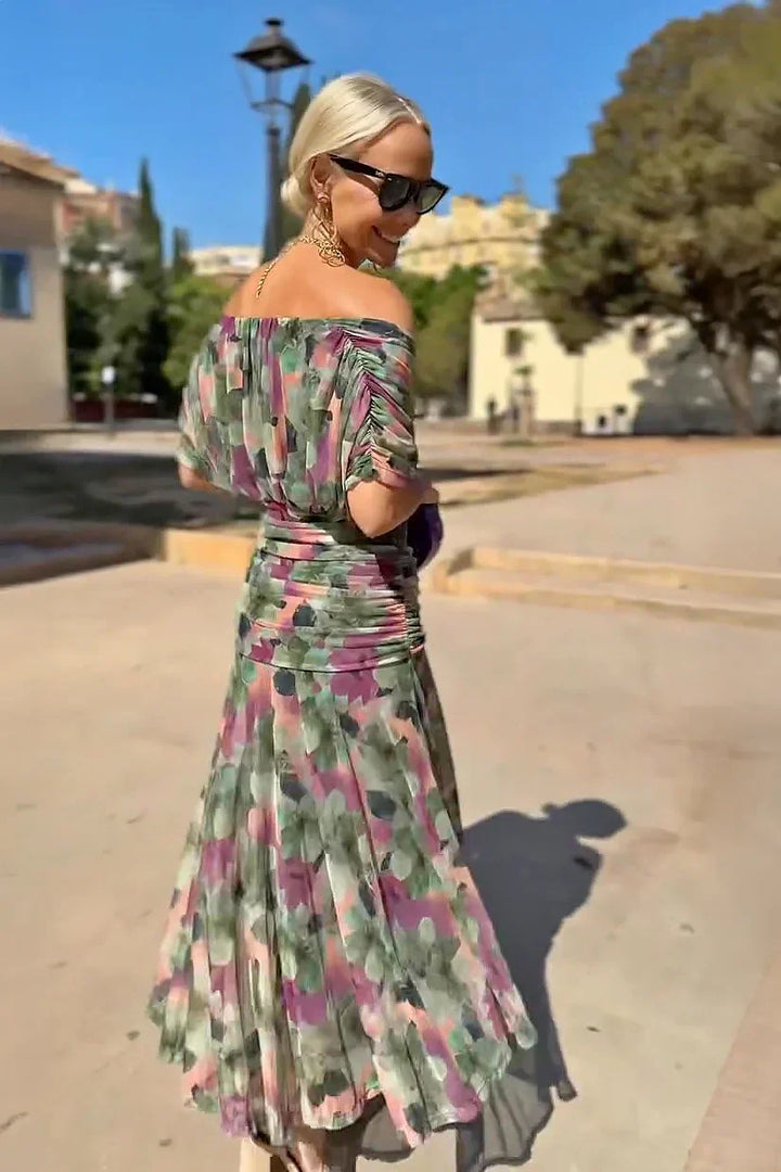Ostatnie ujęcie eleganckiej sukienki damskiej, akcentujące jej uniwersalny i szykowny fason maxi.