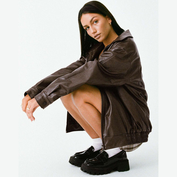 Brązowa kurtka damska oversize Anouk z tyłu, modna odzież wierzchnia