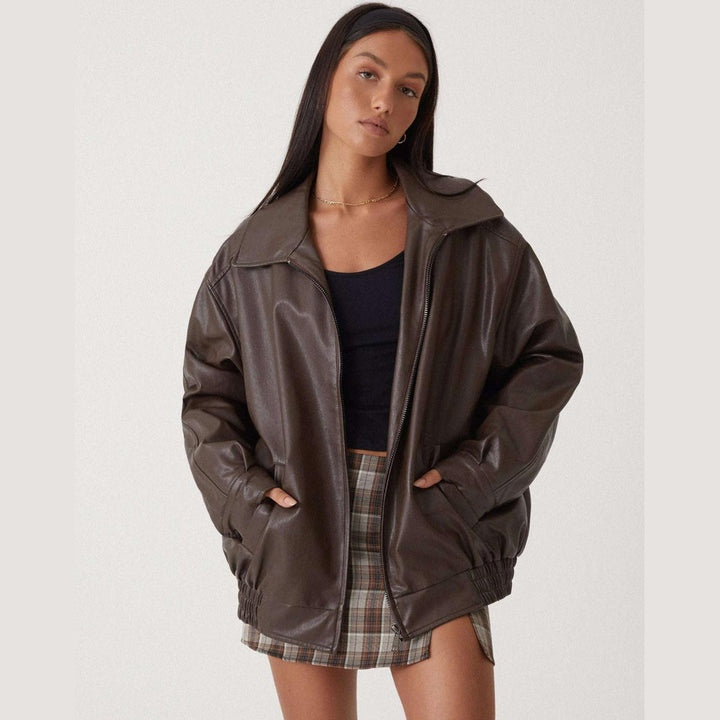Kobieta w brązowej kurtce oversize przodem