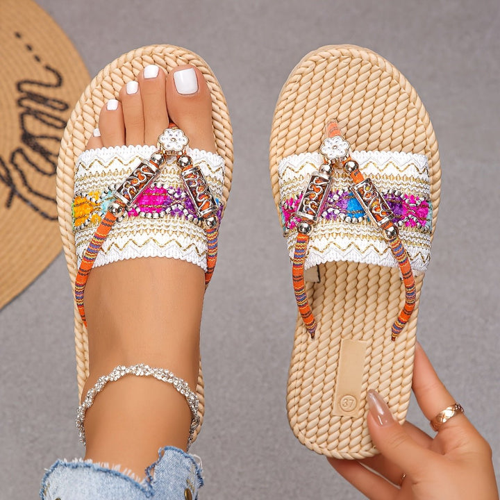 Damskie sandały boho płaskie z ozdobną cholewką, widok z boku na letnie buty
