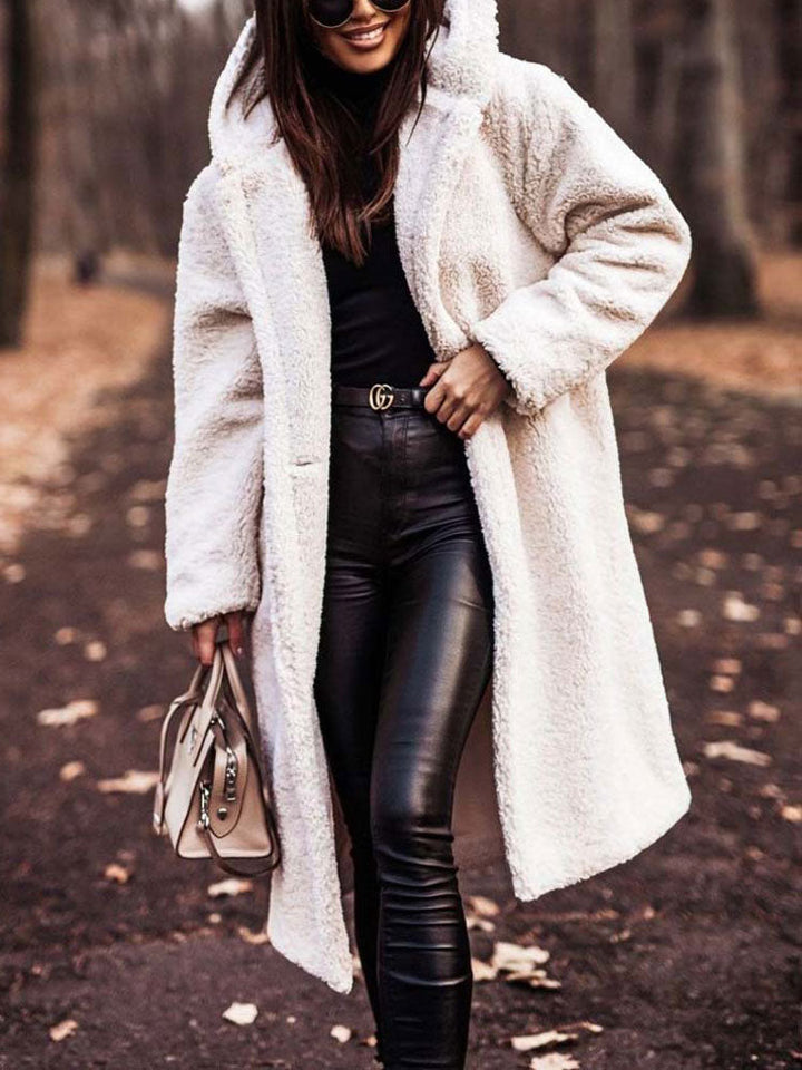 Elegancki damski płaszcz z kolekcji teddy fleece z kapturem
