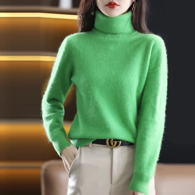 Stylowy zielony sweter z golfem prezentowany na kobiecej sylwetce