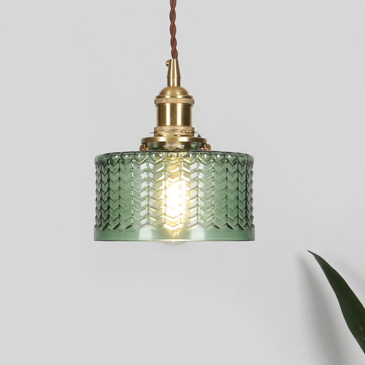 Japońska szklana lampa wisząca z mosiężnymi detalami, styl japandi. Oświetlenie salonu.