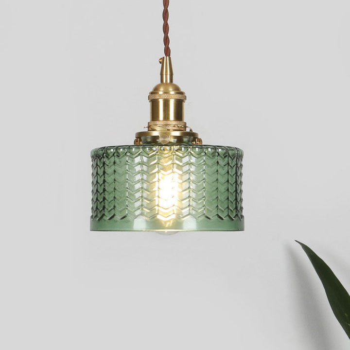 Japońska szklana lampa wisząca z mosiężnymi detalami, styl japandi. Oświetlenie salonu.
