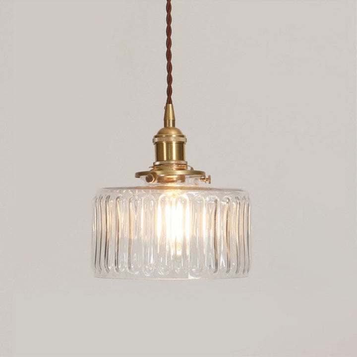 Szklana lampa wisząca jako dekoracja wnętrza w stylu japandi. Nowoczesne oświetlenie.