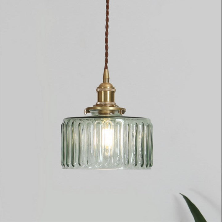 Przezroczysta szklana lampa wisząca, minimalistyczny design. Elegancja do wnętrza.