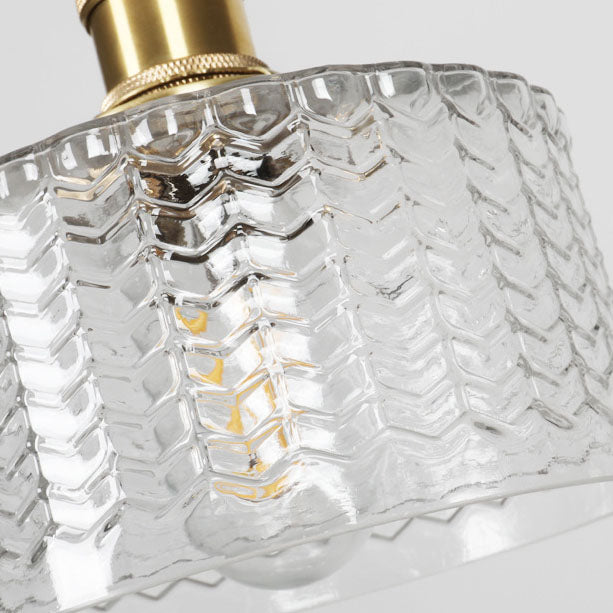 Detal: mosiężny element i zielone szkło lampy wiszącej w japońskim stylu. Harmonia designu.