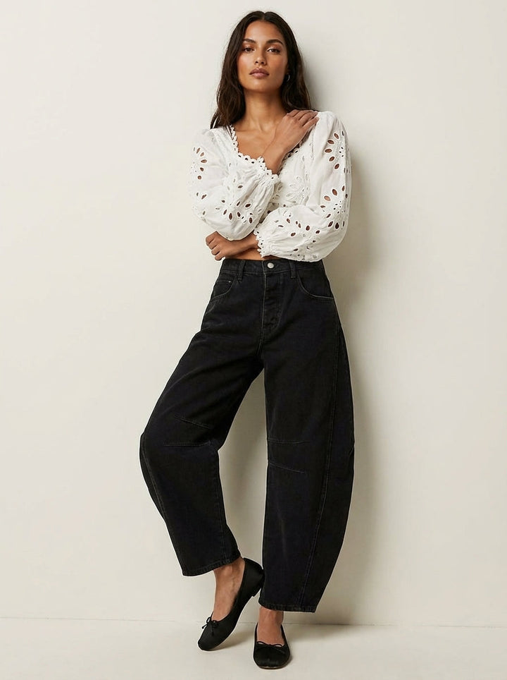 Modne spodnie jeansowe o kroju relaxed fit, prezentacja z tyłu