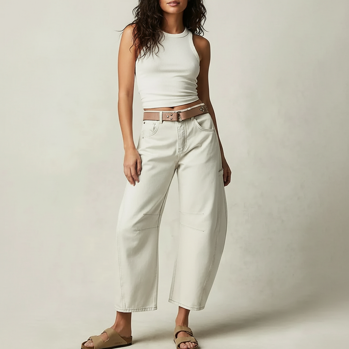 Damskie jeansy relaxed fit, zbliżenie na nogawkę i szwy