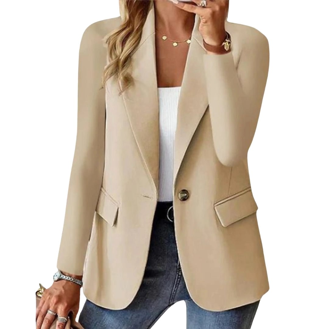 Kobieta w eleganckim beżowym żakiecie blazer z długim rękawem