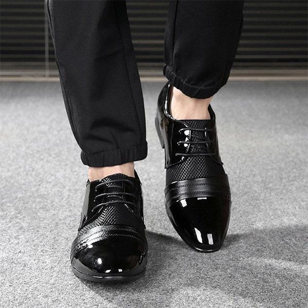 Brązowe eleganckie buty męskie Adrian, zbliżenie na faturę i przeszycia