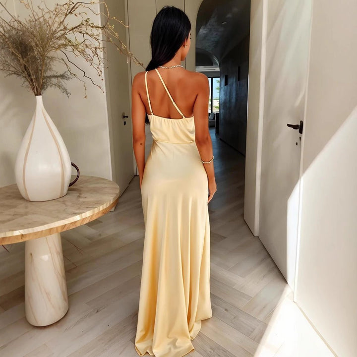 Stylowa damska sukienka maxi w całej okazałości, idealna na eleganckie wyjścia