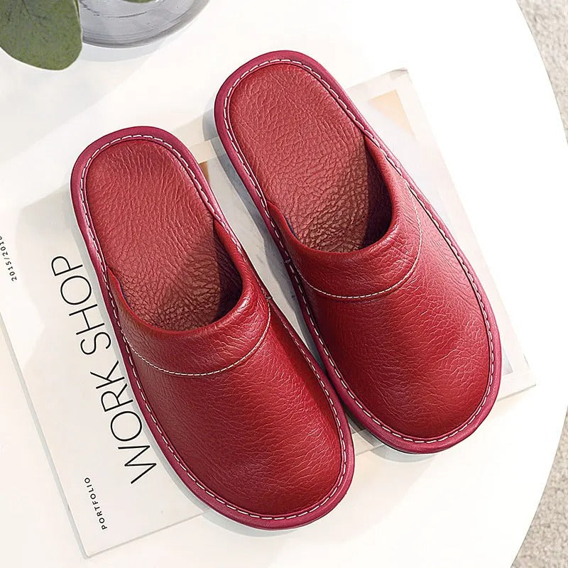 Stylowe kapcie domowe unisex, czarne, idealne do relaksu po ciężkim dniu. Maksymalny komfort.
