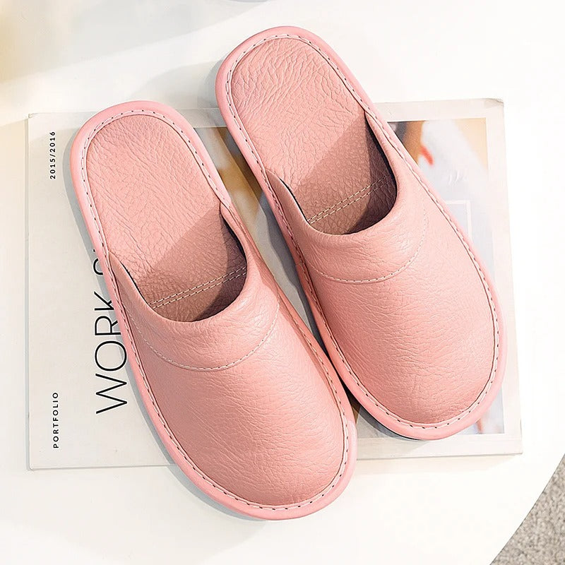 Komfortowe kapcie domowe unisex w kolorze brązowym, idealne na co dzień. Stylowe i praktyczne.