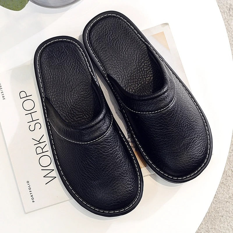 Wygodne kapcie domowe unisex w niebieskim kolorze, doskonałe dla każdego. Obuwie do relaksu.