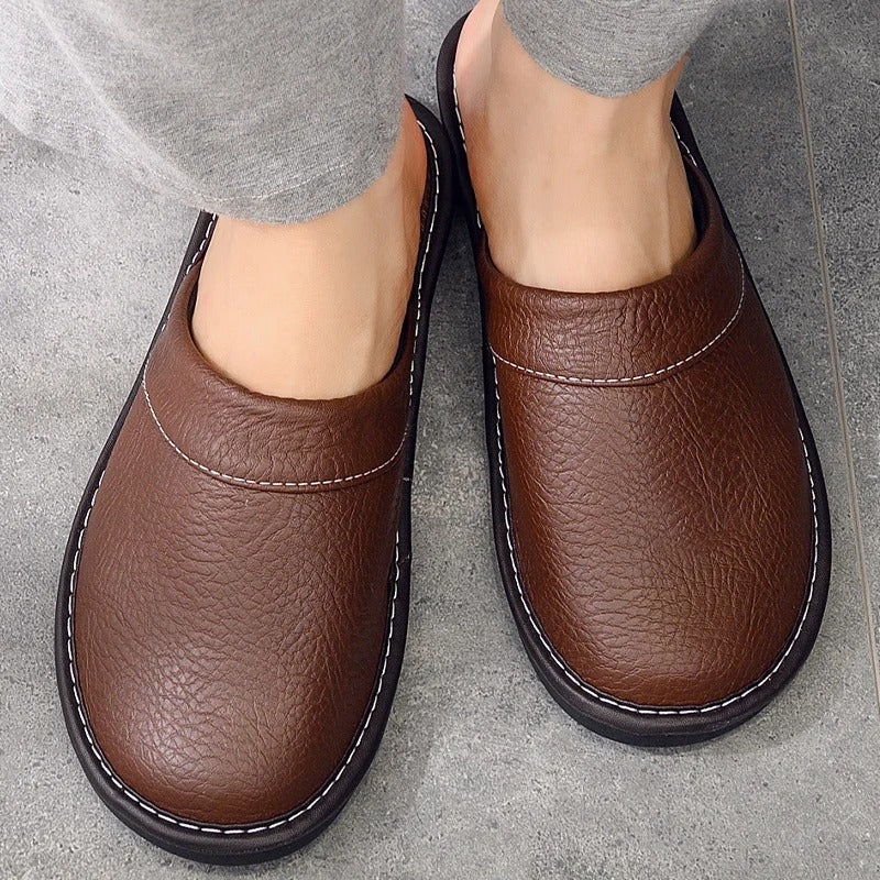 Stylowe kapcie domowe unisex w klasycznej czerni, wygodne obuwie do codziennego relaksu.