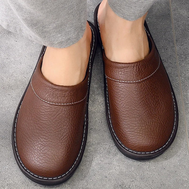 Stylowe kapcie domowe unisex w klasycznej czerni, wygodne obuwie do codziennego relaksu.