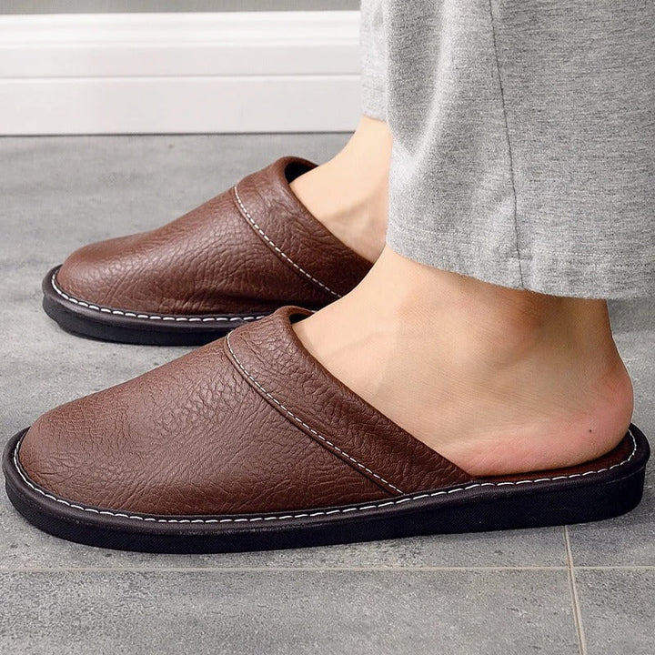 Niebieskie kapcie unisex, zapewniające wygodę i relaks w domu. Miękkie i komfortowe pantofle.