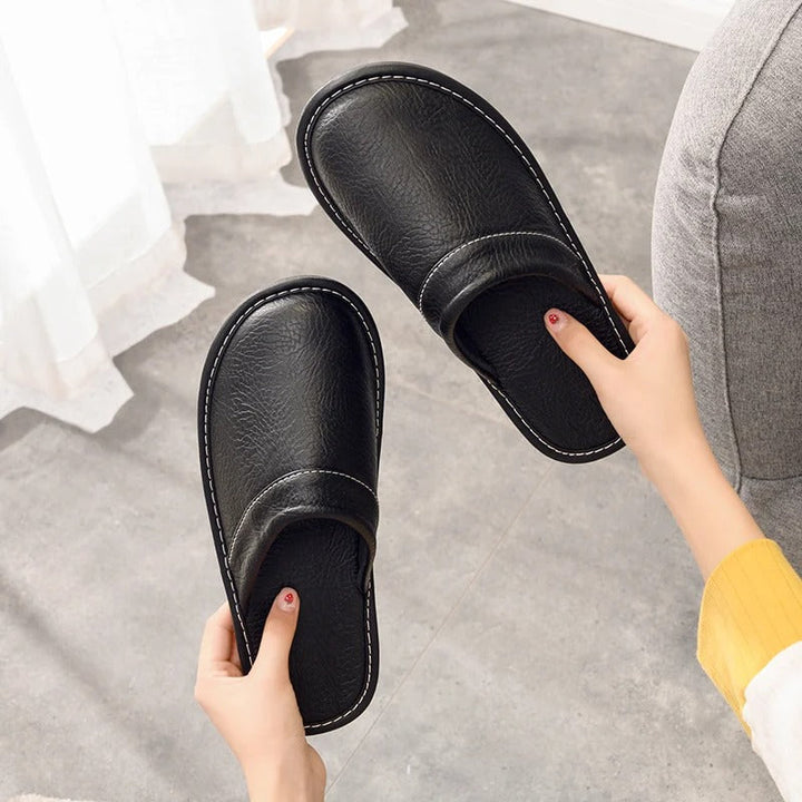 Miękkie kapcie domowe unisex w kolorze brązowym, idealne do relaksu i zapewniające wygodę.