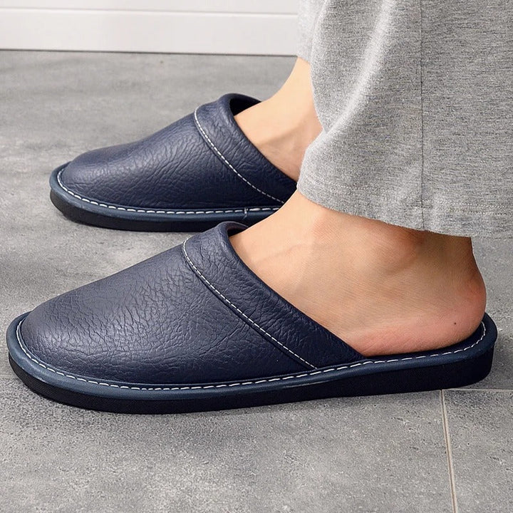 Wygodne kapcie unisex w kolorze czarnym, doskonałe do codziennego użytku. Komfortowe pantofle.