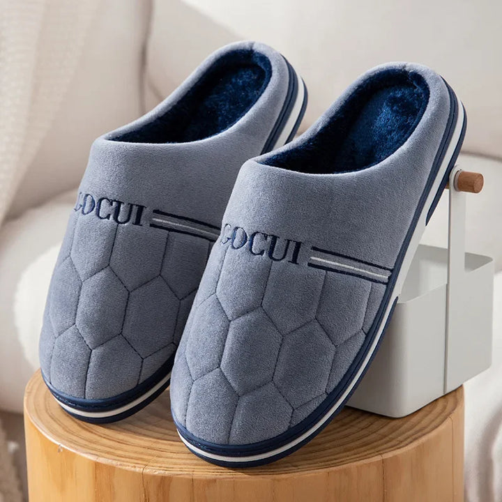 Kapcie unisex dla dużych stóp, zapewniające wyjątkowy komfort, wygodę i bezpieczeństwo w domu.