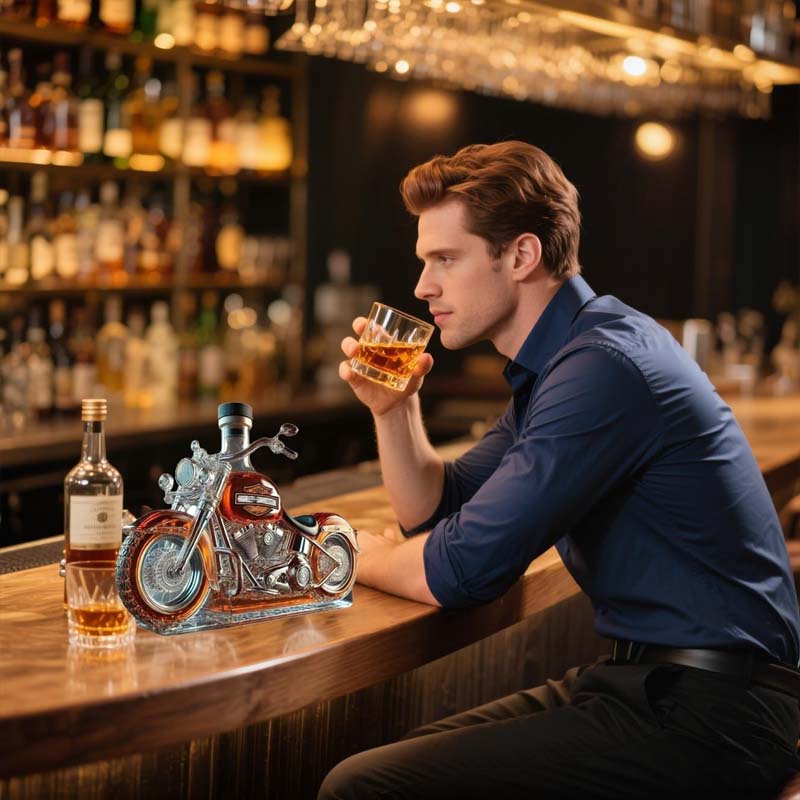 Szklana karafka whisky motocykl, luksusowy prezent dla fana alkoholu i motoryzacji. Ozdoba baru.